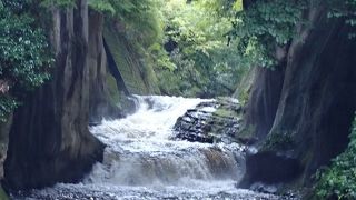 清水渓流広場にある滝。滝と洞窟の景観が素晴らしい。