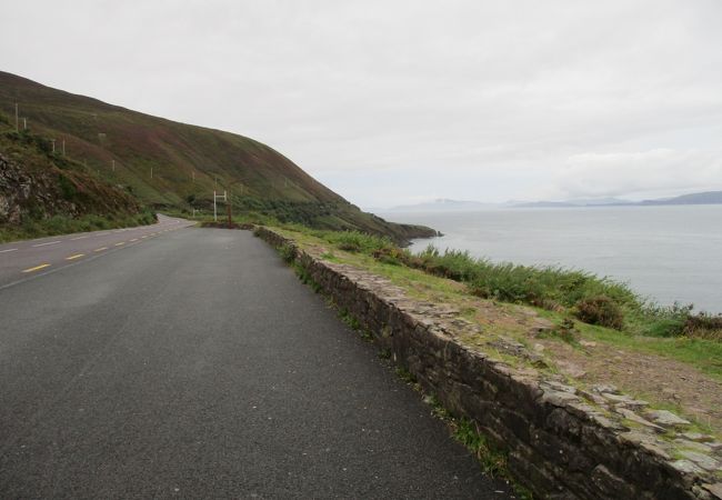 アイヴァラ半島の海岸線に沿ってアイルランドの自然の中を走るドライブコ−スです。