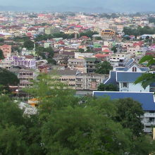 メーサイのイミグレは、特に目立つので、場所の目印になります。