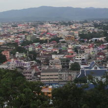 緑の樹々の向こうに見える青屋根のメーサイのイミグレの建物です