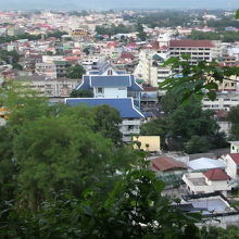 樹々の中でも、メーサイのイミグレの青い屋根は、目立ちます。