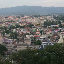 メーサイのイミグレの青屋根が見え、そこから国境橋がわかります