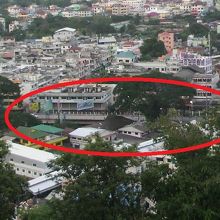 メーサイのイミグレから続く国境の橋が、容易に識別できます。