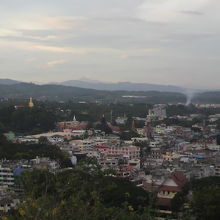 メーサイのイミグレからたどると、茶色屋根タチレクのイミグレが