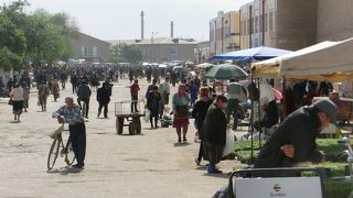 バザールがあり、大勢の人でごった返していた。