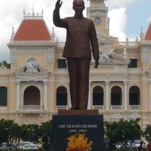 ホーチミン像