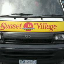 ナクルア海岸の夕陽は有名で、それを売り物にしている業者です。