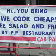 購入した新鮮な魚貝類を料理して提供している食堂があります。