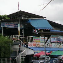 購入した新鮮な魚貝類を料理して提供している食堂が見えます。