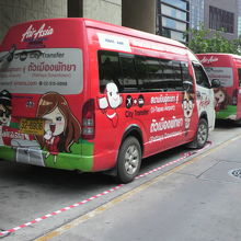 セントラルフェスティバルに停車中のエアアジアのミニバスです。