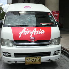 パタヤからウタパオ空港まで運行されるエアアジアのミニバスです
