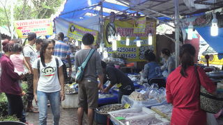 ナクルアのランポー公園の横に、ナクルア海岸市場があります。ナクルア市場の海岸よりです。