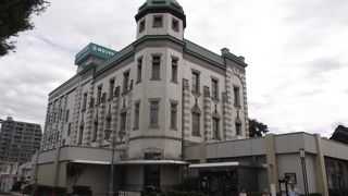 突然、洋風の建物が