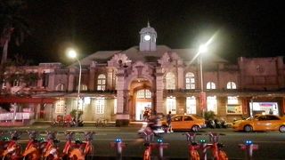 駅建物が重厚です。