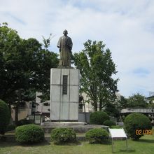公園内に建つ左内の像 