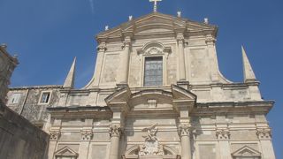 ドゥブロヴニクの旧市街の南側、少し高い場所にあります