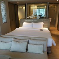 バルコニーに向いたベッド