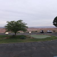 ホテル前から　右方向がレイクパウエル