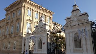 かつてショパンも…小さいけれど豪華な大学です