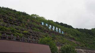 木曽の森林に囲まれたダム