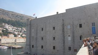 旧市街の東にある要塞です