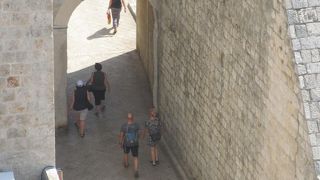 旧市街の北東にあります