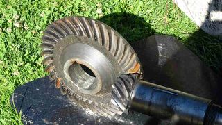 駅外の展示が見どころ