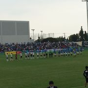 至近距離でサッカーを観られるが