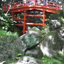 大堰川源流の幽谷に架けられている通天橋です。朱色が鮮やかです