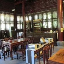 四教庁の内部、茶館。