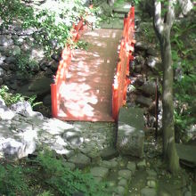 清水観音堂に向かう小路から見返すと渡って来た通天橋が見えます