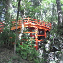 緑の樹々と幽谷の中に架けられている通天橋です。深山の橋です。