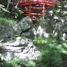 大堰川の源流の岩に架けられている通天橋です。朱色と緑の対比