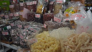 ハイバーチュン通り沿いのローカル市場　乾物やナッツのA MUOI