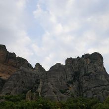 カランパカの町から見た修道院