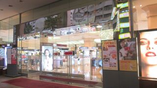 道沿いに百貨店が並んでいます