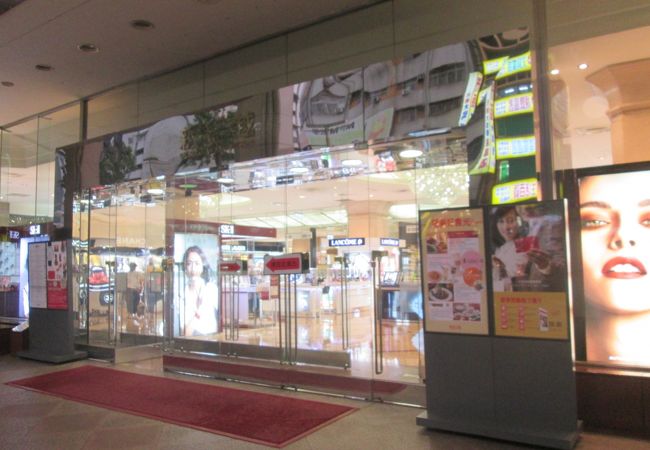 道沿いに百貨店が並んでいます