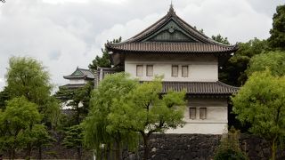 東京駅から皇居に向かうと、最初に迎えてくれる二重櫓（現存）です。