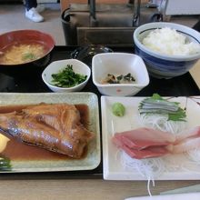 とおちゃん御膳（煮魚とお刺身）。１３００円。