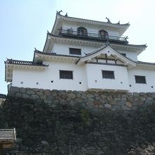 そびえ立つ白石城の天守閣が宇美しいです