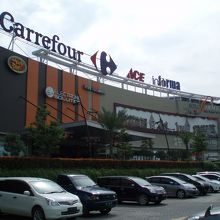 住宅街に突然現れる巨大なモール