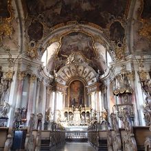 ひっそりとした建物の中は、豪華な空間でした。