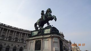 新王宮を背に前足を高く掲げた勇ましい騎馬像です！英雄広場にあります！