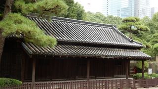江戸城に現存する貴重な建築物の一つ、大手門を入って右側にあります。