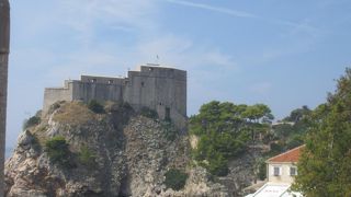 ドゥブロヴニク旧市街の外、西側にある要塞です