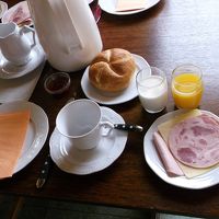パンとチーズ・ハムの朝ごはん。コーヒーはポットごと運ばれまし