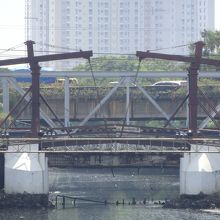 橋の北側にビルが建設されています