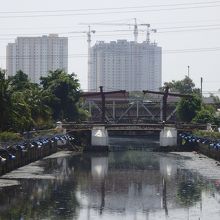 ドブ川の汚れと臭気はなかなかです（汗）