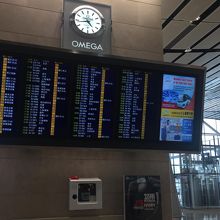 香港経由。香港空港内の店の値段が高いことに少々驚きました