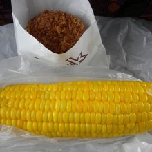 キタアカリのコロッケと蒸しトウモロコシでランチにしました